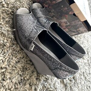 Tom’s Pewter Sparkle Wedges. Size 7